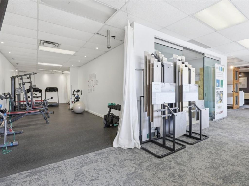 B�tisse industrielle � 8905 Boul. Henri-Bourassa O., Montr�al (Saint-Laurent)