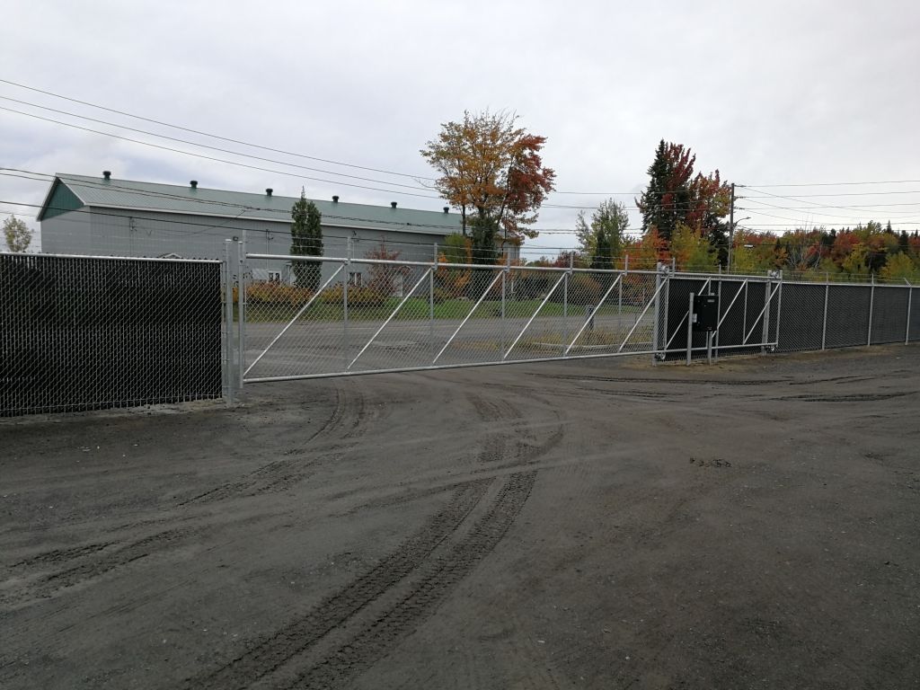 Local industriel � louer  +/- 300 pi2 + Sationnement disponible