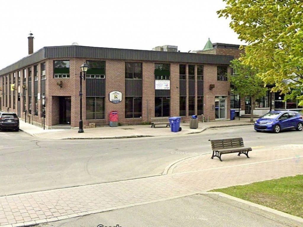 Bureau  louer 1414 pc au 2e tage centre-ville St-Jrme