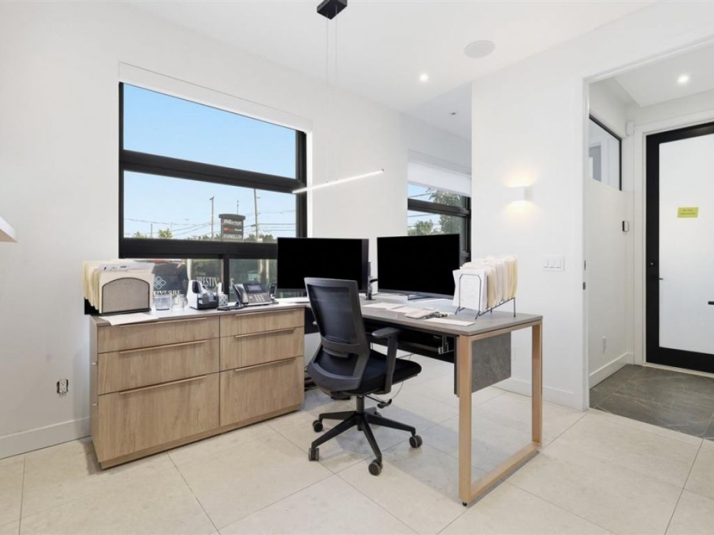 Commercial/office building for sale