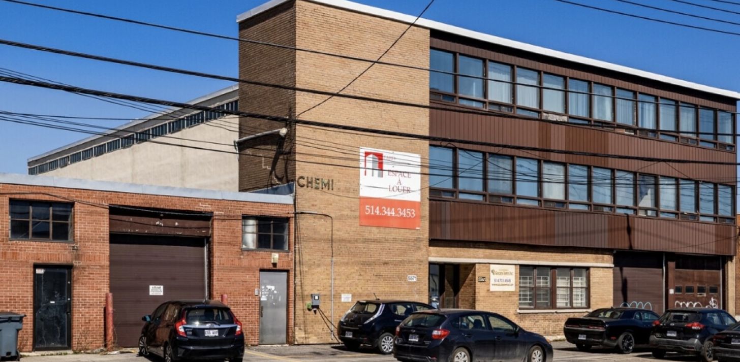 Entrepôt/salle de montre avec quai de chargement - Disponible 
