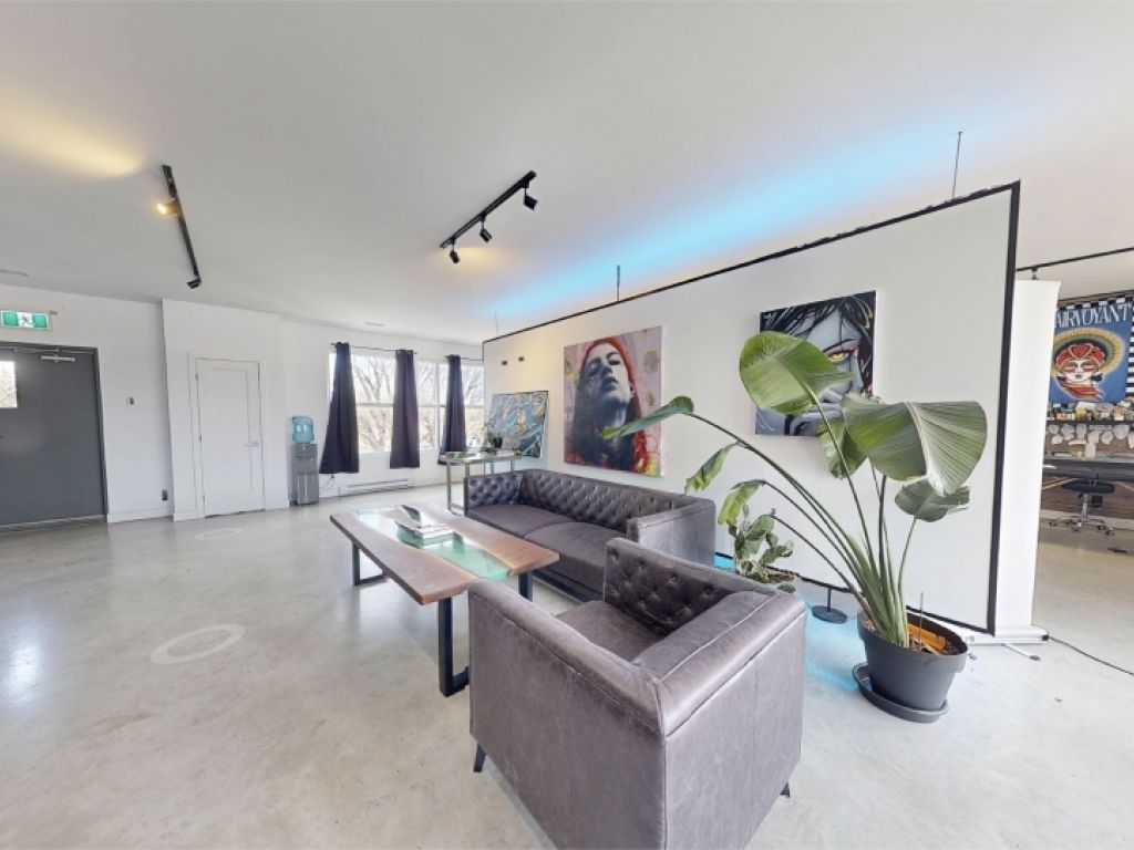 1,500 sq. ft. space on the 2nd floor in La Prairie