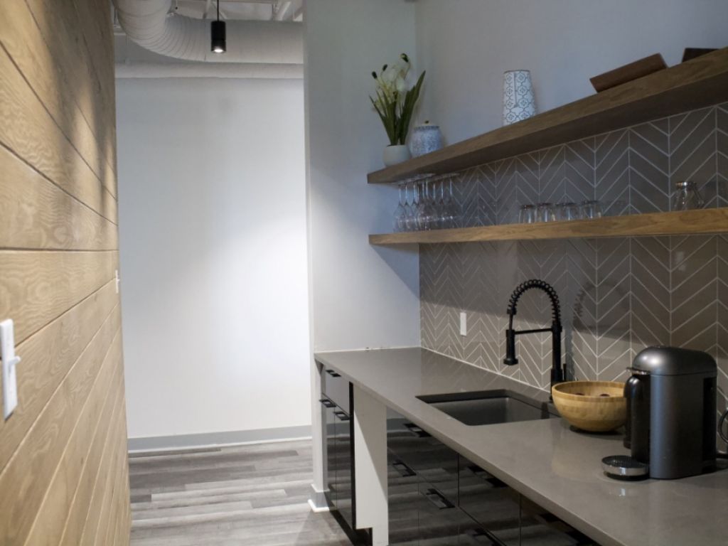 Rental of private offices and workstations - Laval - Direct access to A-440