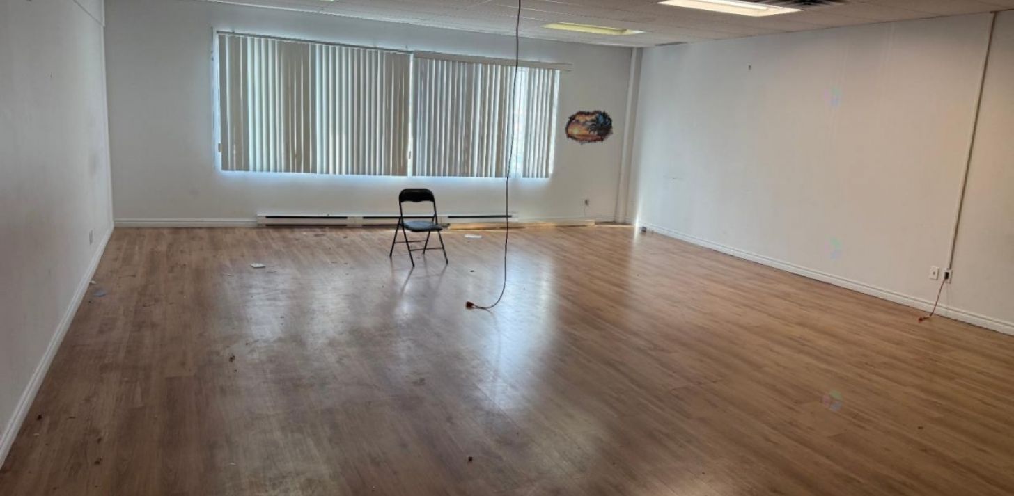 Office $520/month in busy shopping center of Montreal - For Rent