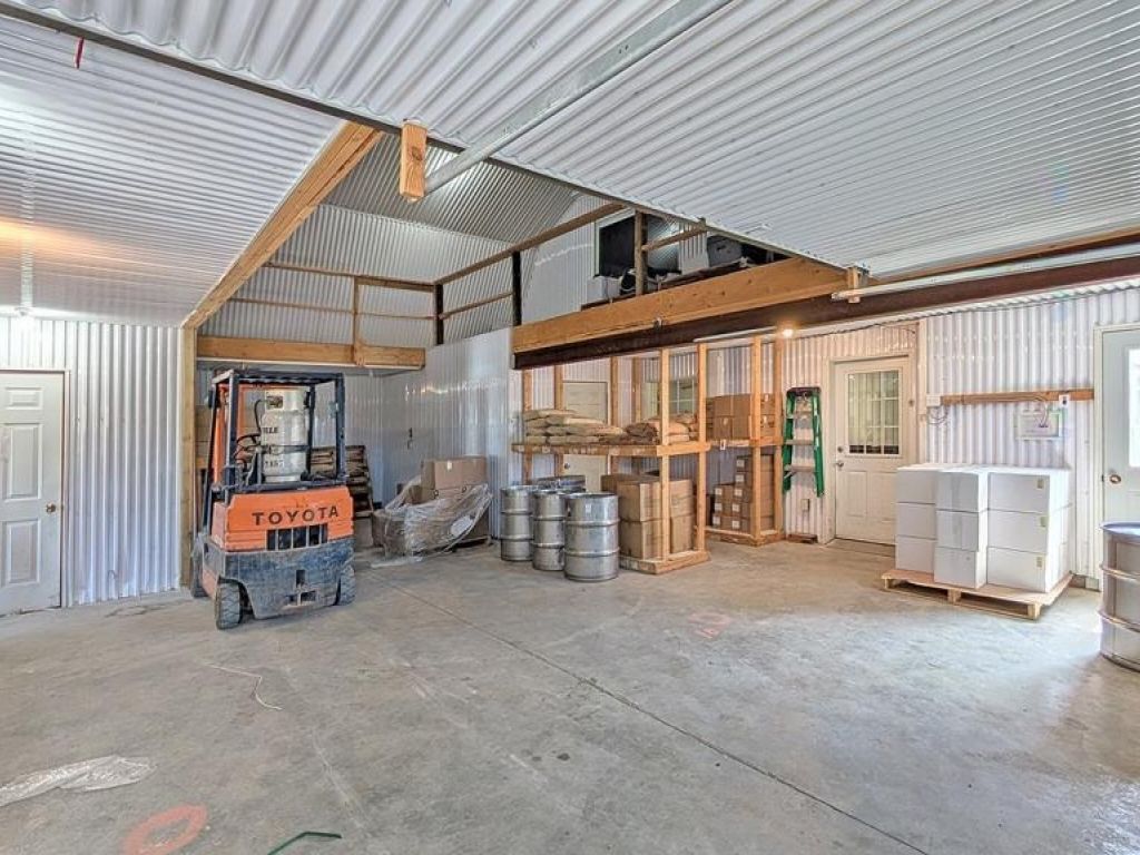 Semi-commercial property in an agricultural zone