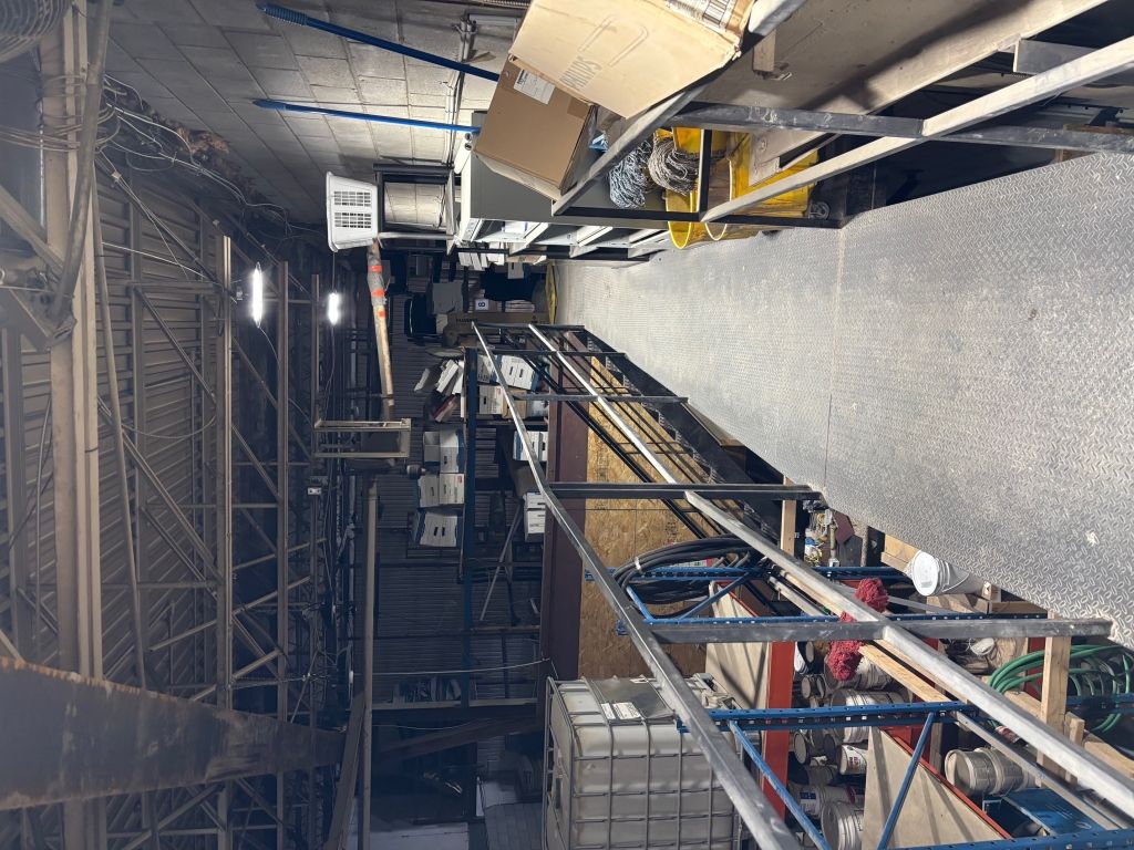 Batiment commercial avec entrepot (2900p2 ) et bureau (2500p2 ) 