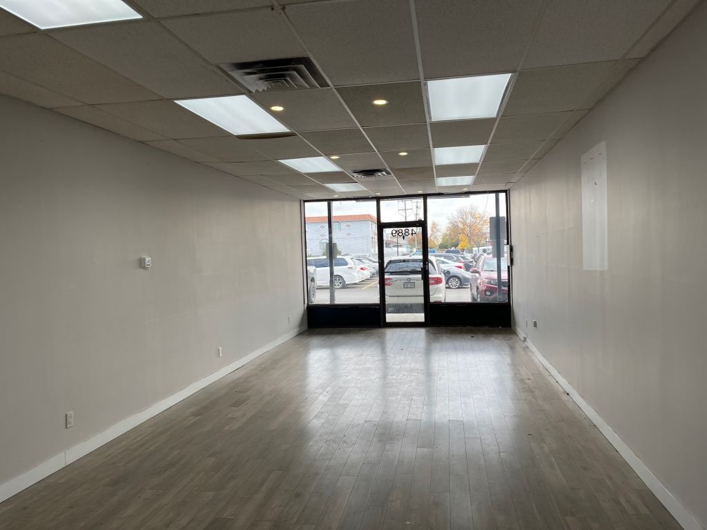 948 square foot store for lease in Saint-Leonard