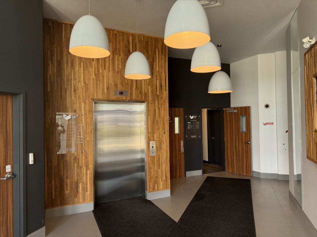 📍 Commercial Condo for Rent  1st Floor  Prime Laval Location (Hwy 440)