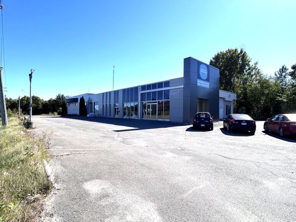Building on Cur�-Labelle blvd. in St-J�r�me � EXCEPTIONAL VISIBILITY