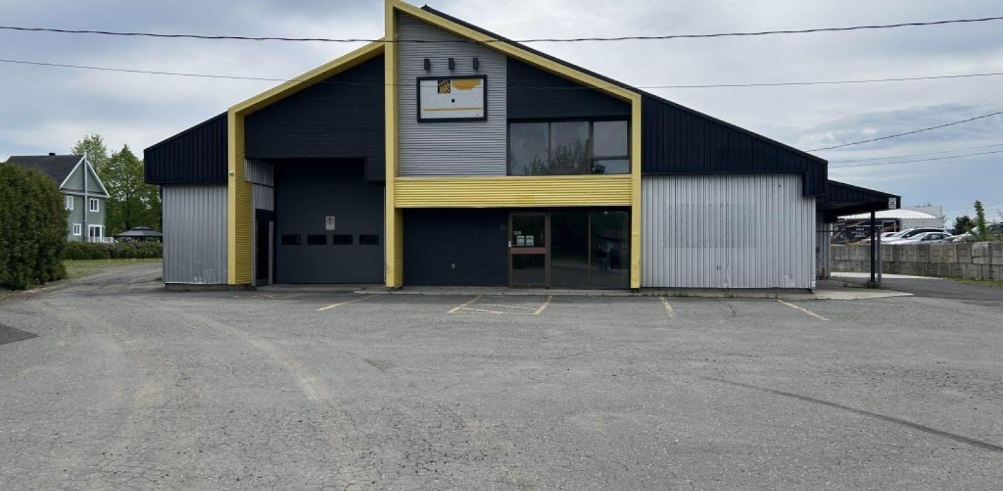 LOCAL À LOUER INDUSTRIEL - SAINT-ANSELME - For Rent