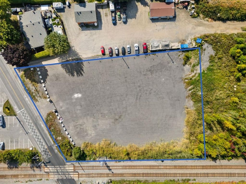 Land space for lease - Boul. St-Elzear O.