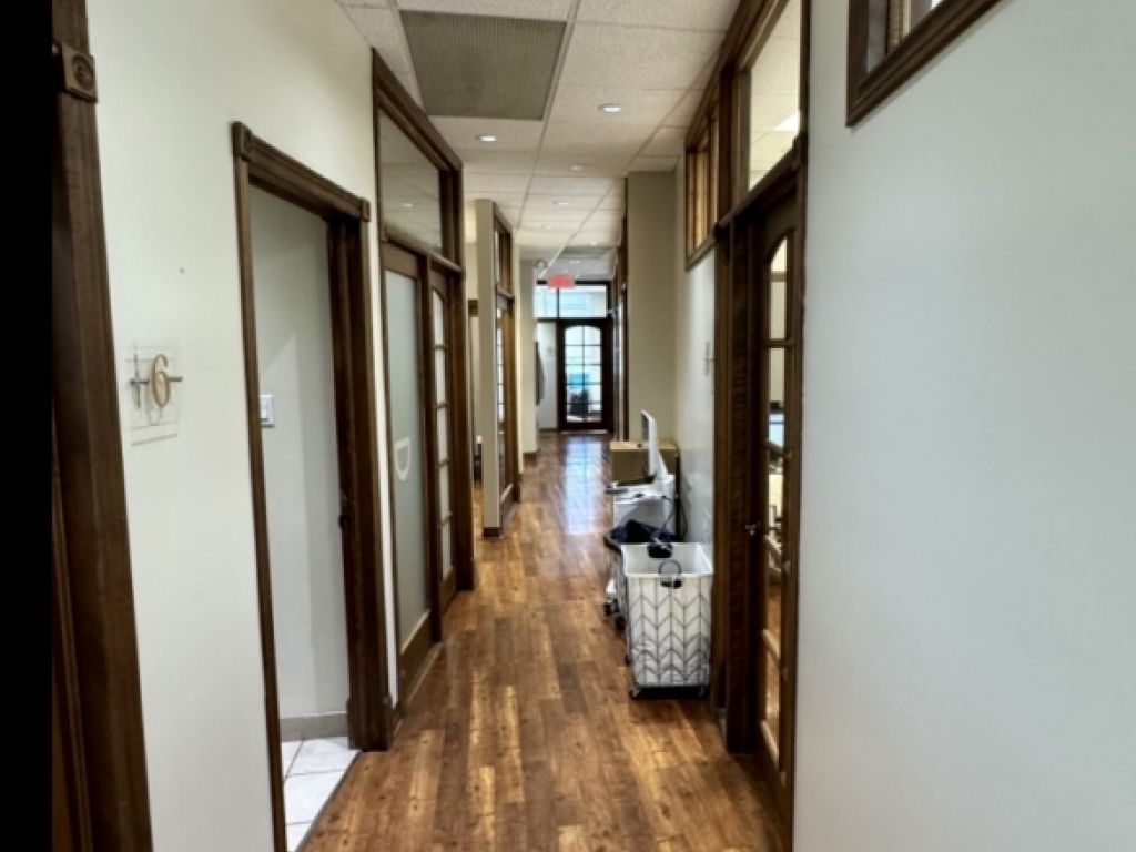 COMMERCIAL SPACE 2,794 sq. ft. + possibility of an additional 1,440 sq. ft. Ideal for dental clinic or healthcare professional