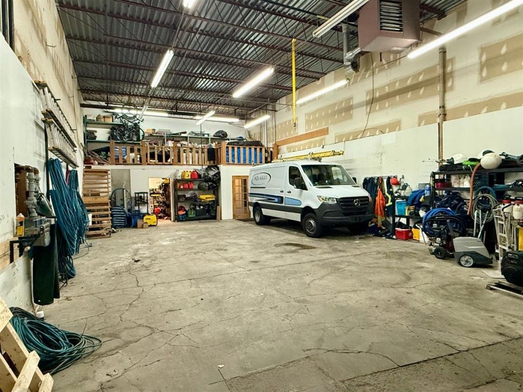 Industrial space for lease - 1275 Rue Bergar, local A