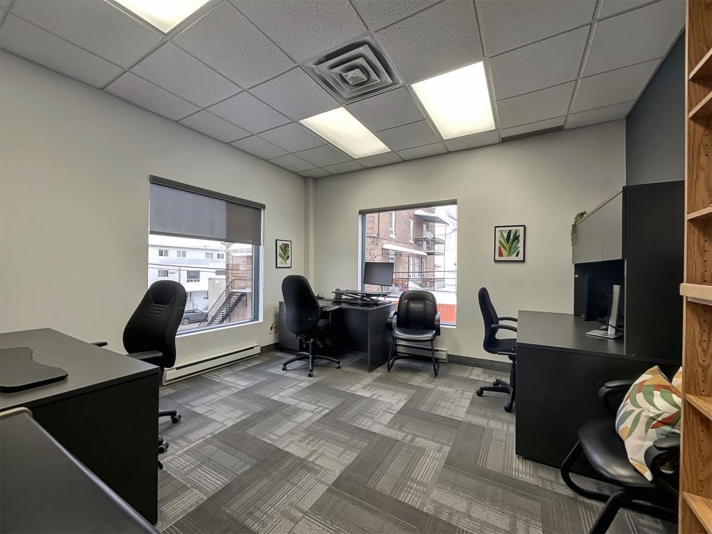 OFFICE SPACE FOR RENT - VERY BUSY 