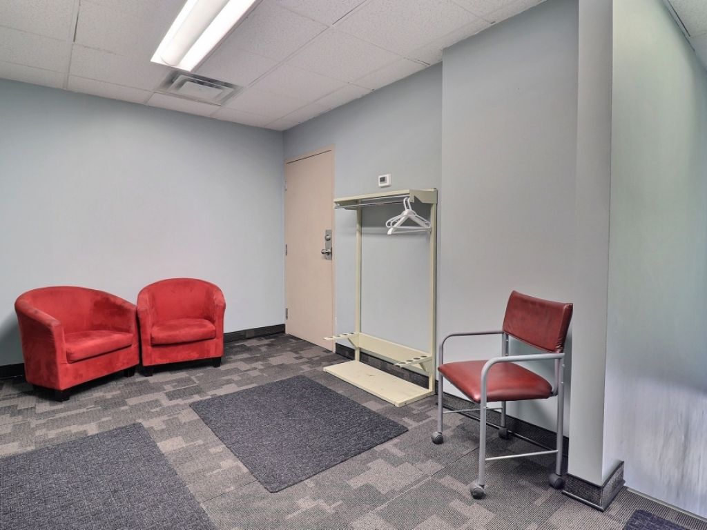 Office for rent 775 sf - 3 closed offices, ideally located in Boisbriand