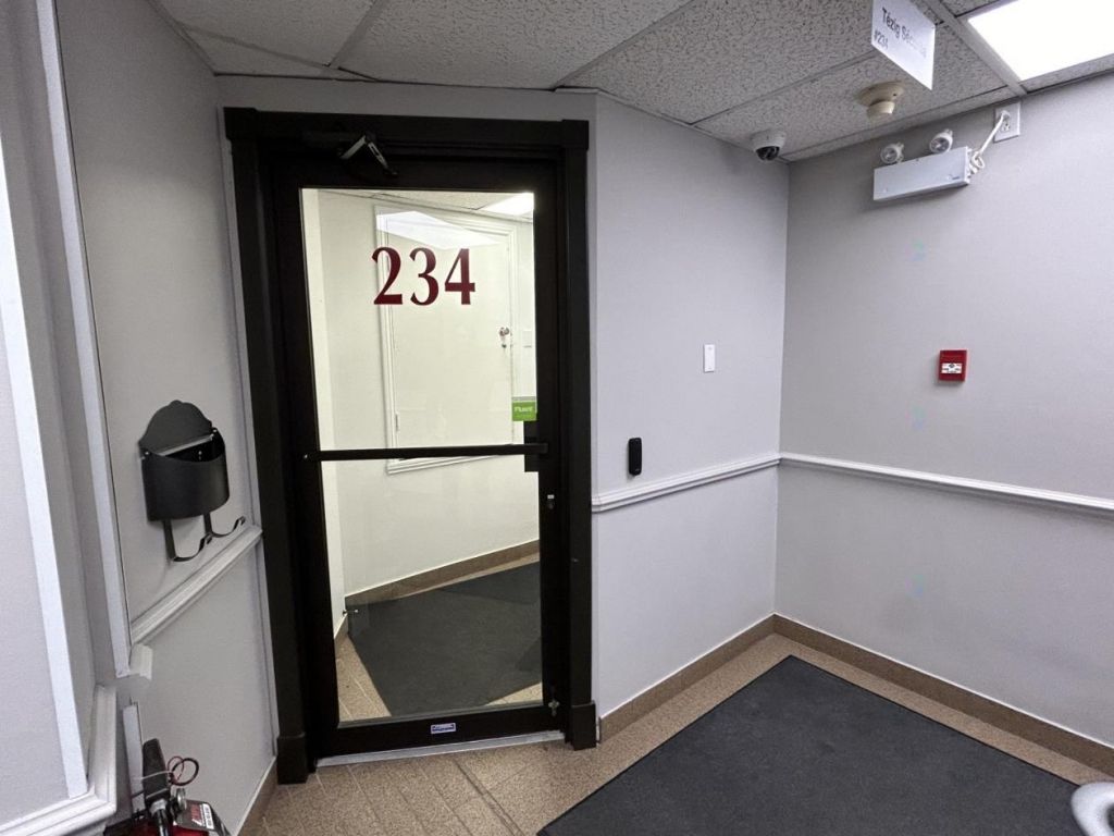 Bureau  louer 1414 pc au 2e tage centre-ville St-Jrme