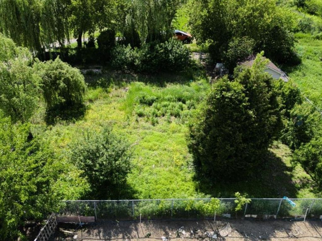 9,000 sq.ft. Agricultural land for rent in Laval (Auteuil)