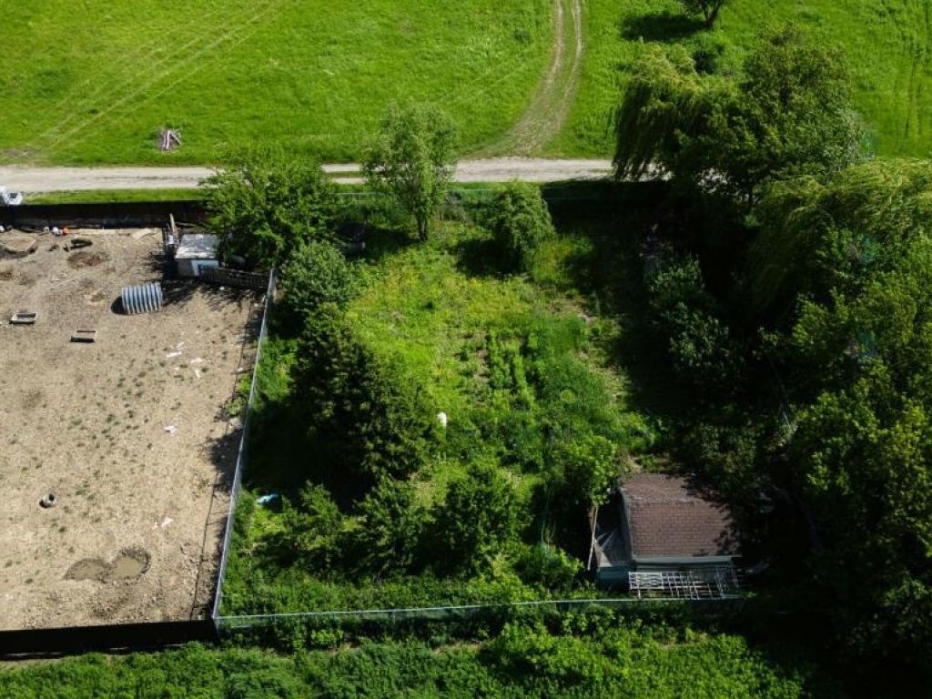 9,000 sq.ft. Agricultural land for rent in Laval (Auteuil)
