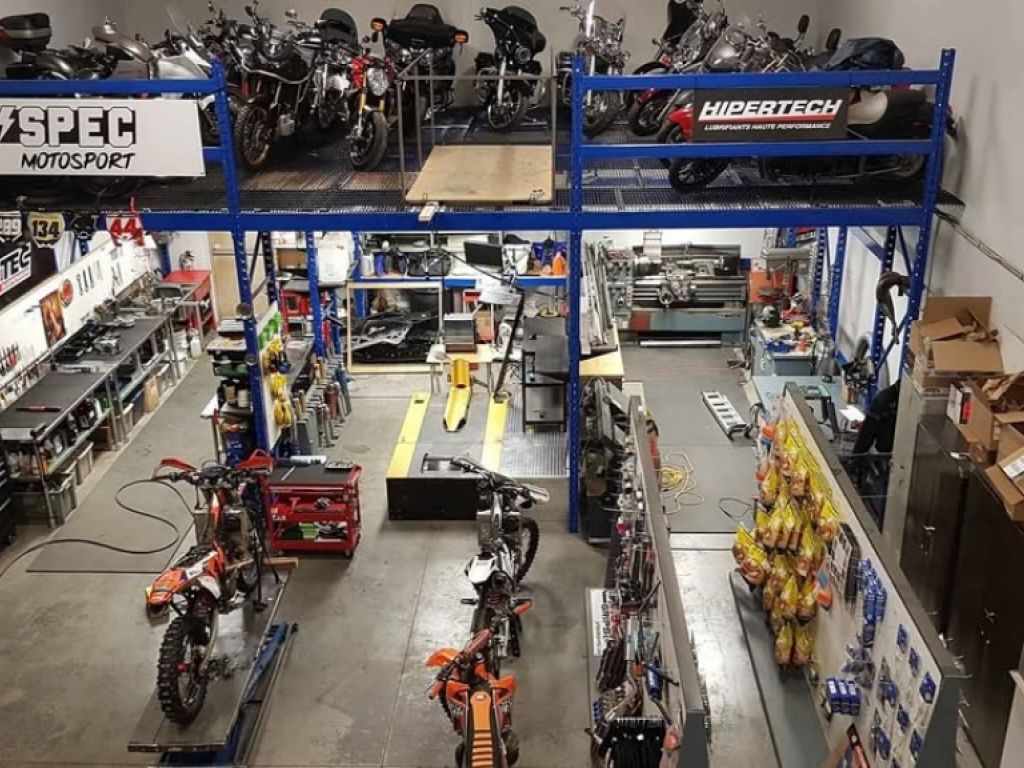 Turnkey Industrial Space – 1,800 sq ft + Mezzanine, 14′ Garage Door, Compressor & Racking Included (Varennes)