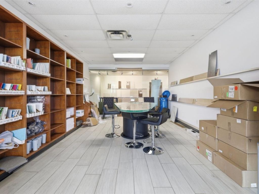 B�tisse industrielle � 8905 Boul. Henri-Bourassa O., Montr�al (Saint-Laurent)