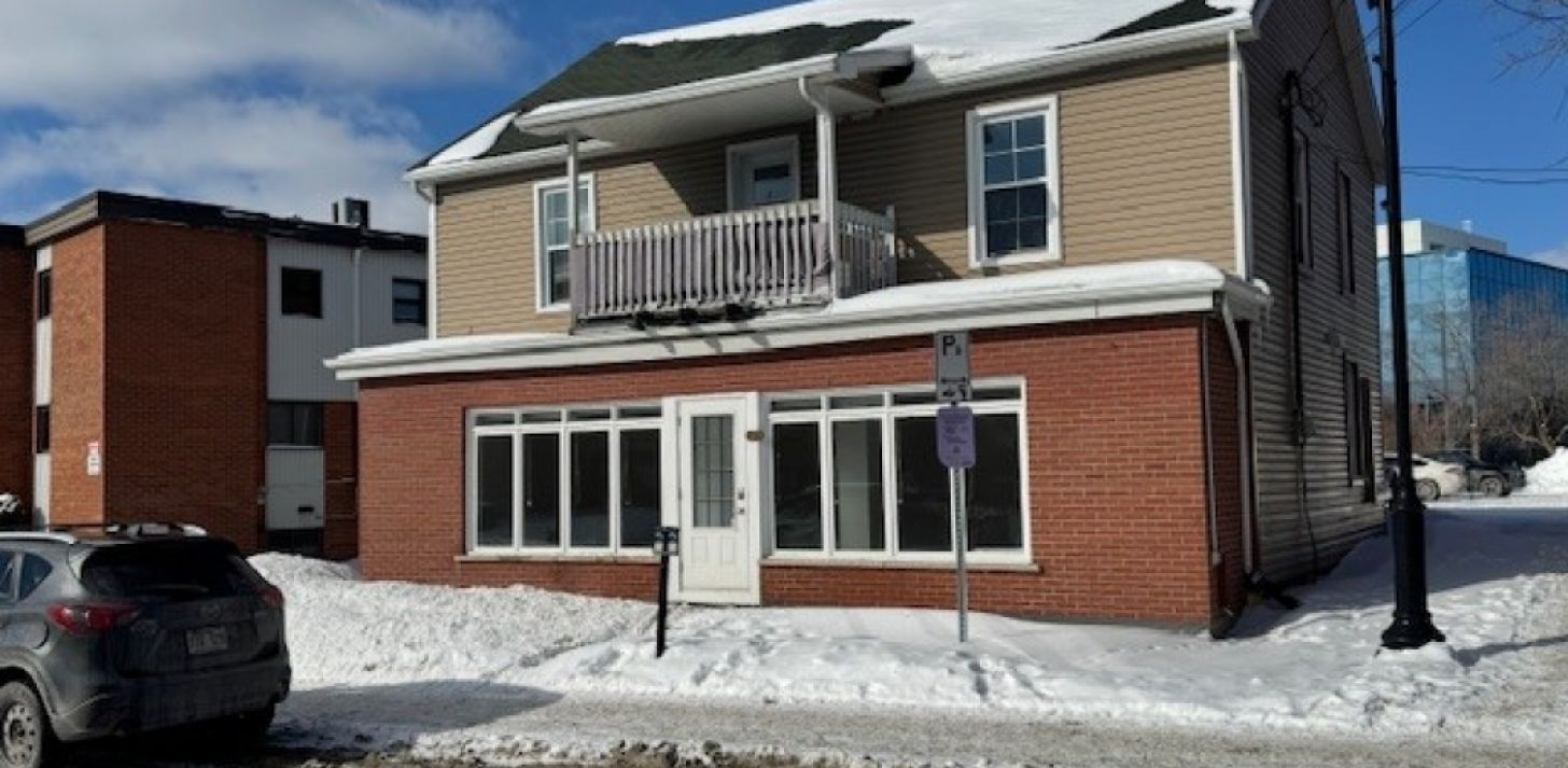 Excellent business location - 550 sq ft space - For Rent