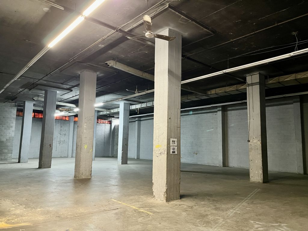 Entrept/salle de montre avec quai de chargement