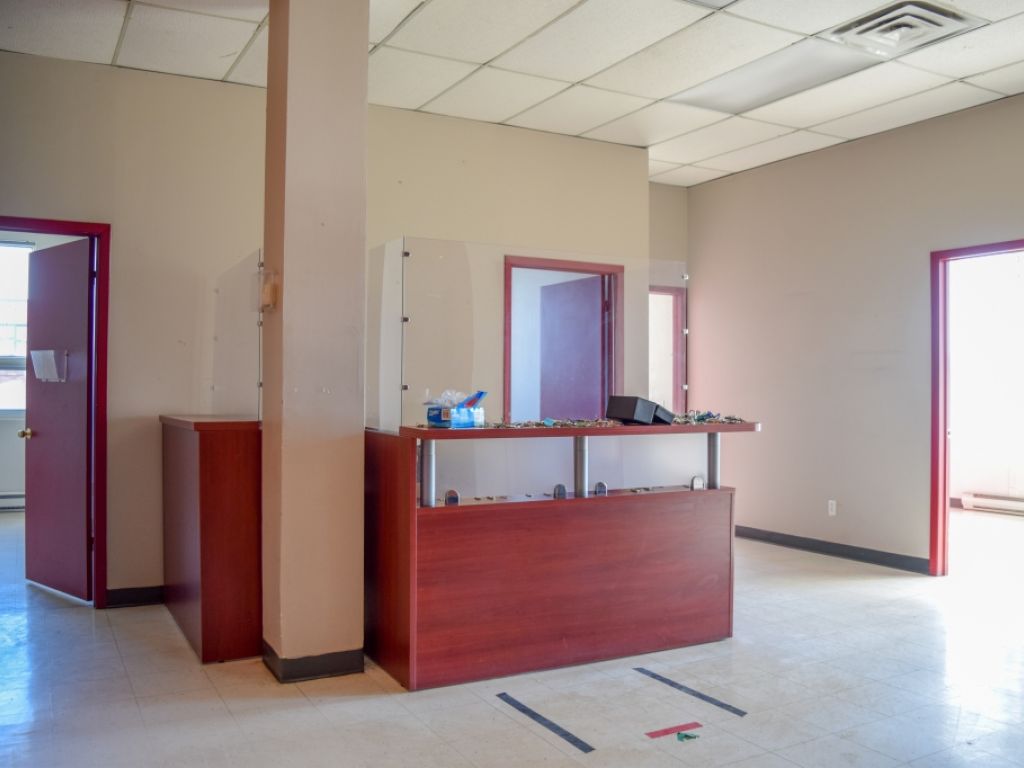 Office space for rent facing Mail Champlain