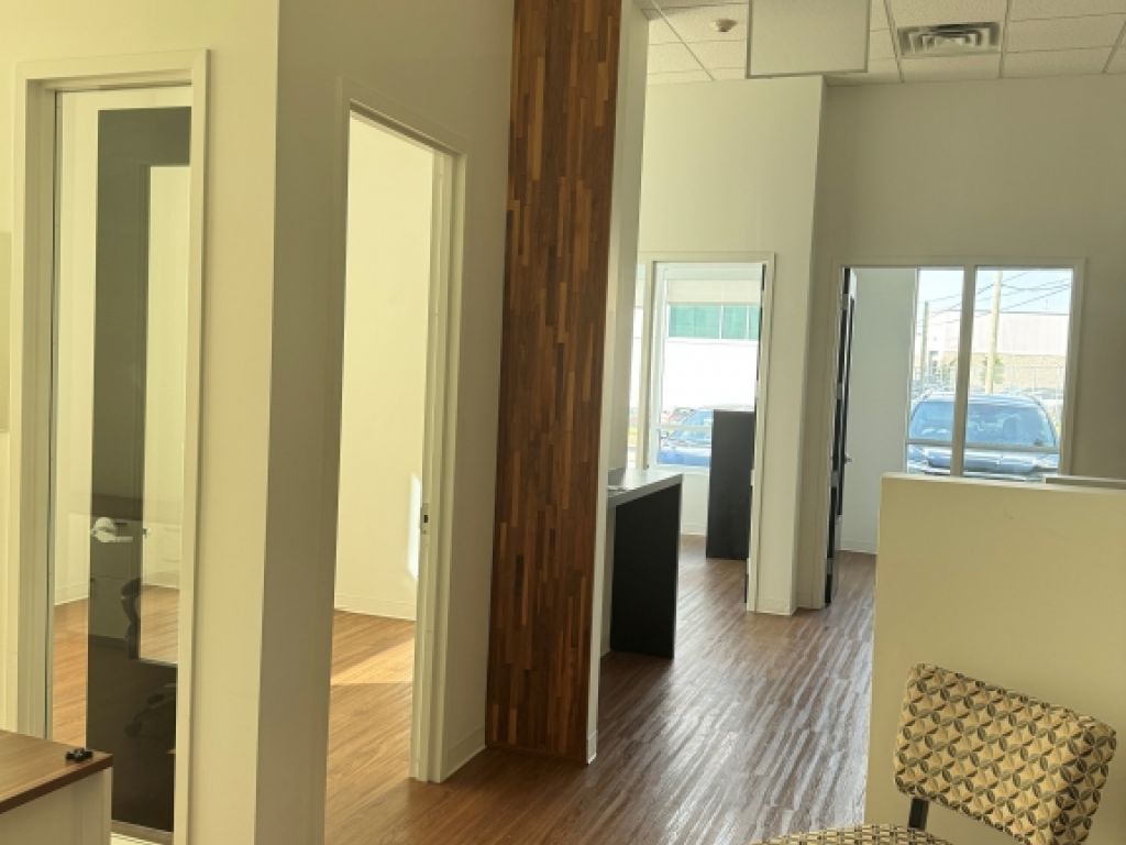 📍 Commercial Condo for Rent  1st Floor  Prime Laval Location (Hwy 440)
