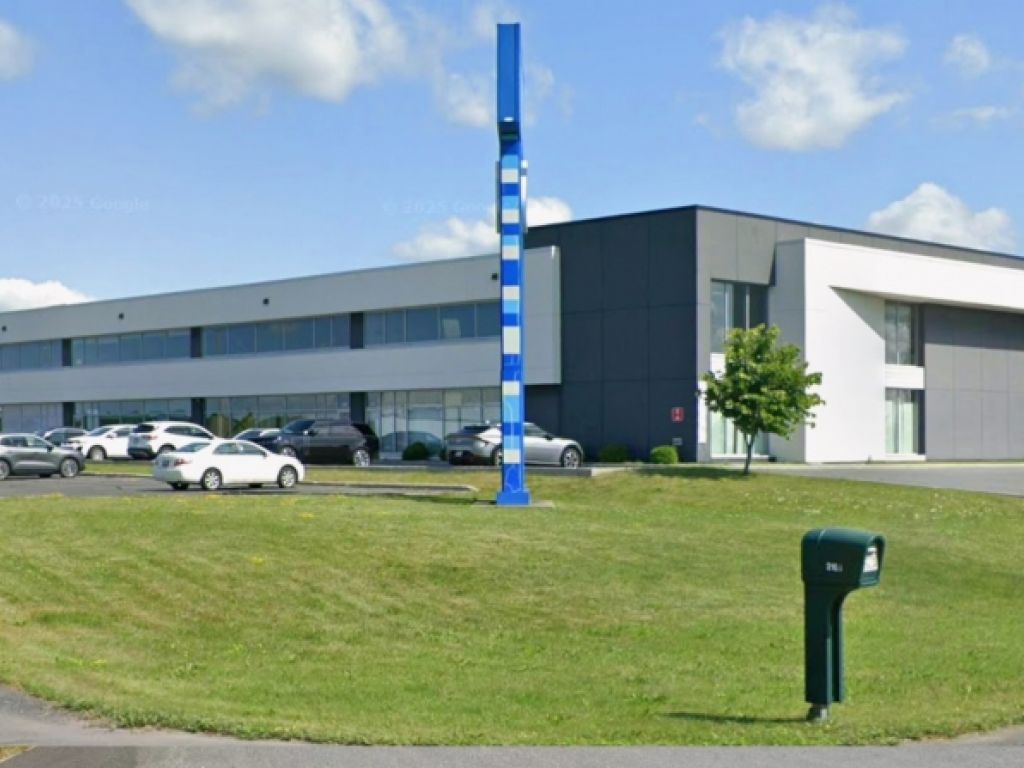 Commercial / Industrial Space for Lease 6000, 9000 et 15000 Sc.ft� Prime Location Along Highway 20