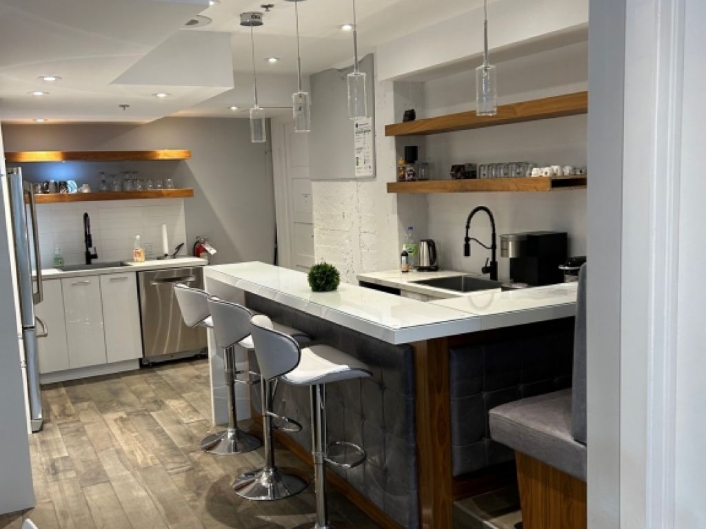 Modern offices for rent with conference rooms, kitchen and parking