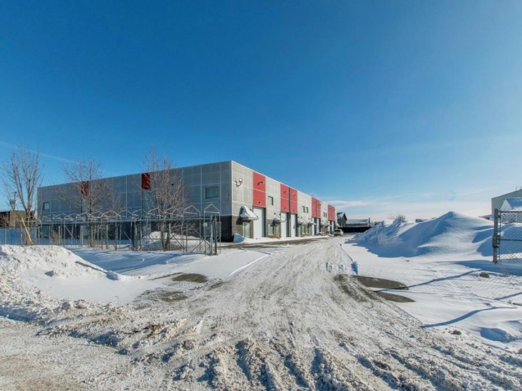 Immense entrep�t subdivisible Quartier industriel Mirabel