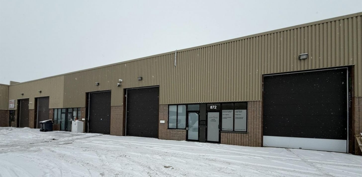 Espace industriel &agrave; louer Laval - For Rent