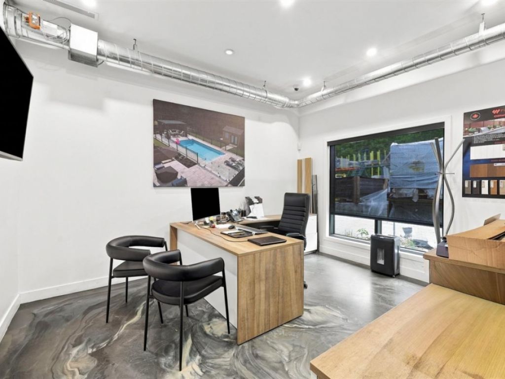 Commercial/office building for sale