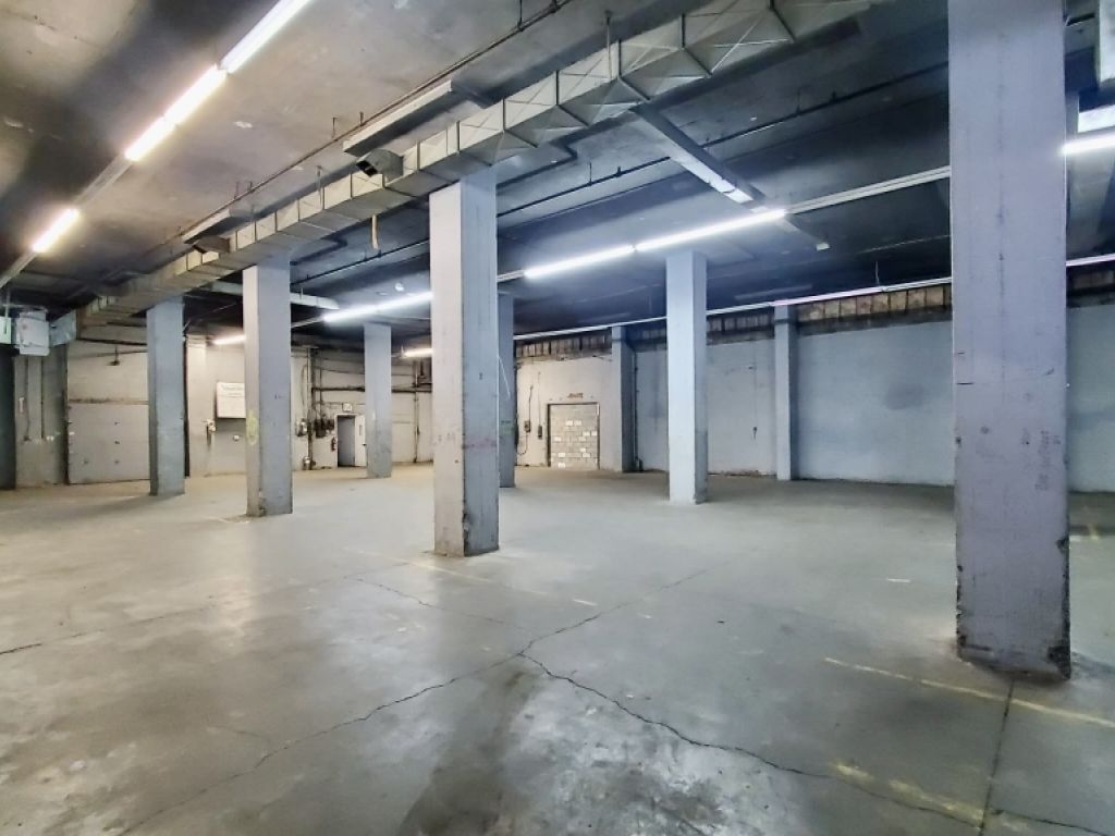 Entrept/salle de montre avec quai de chargement