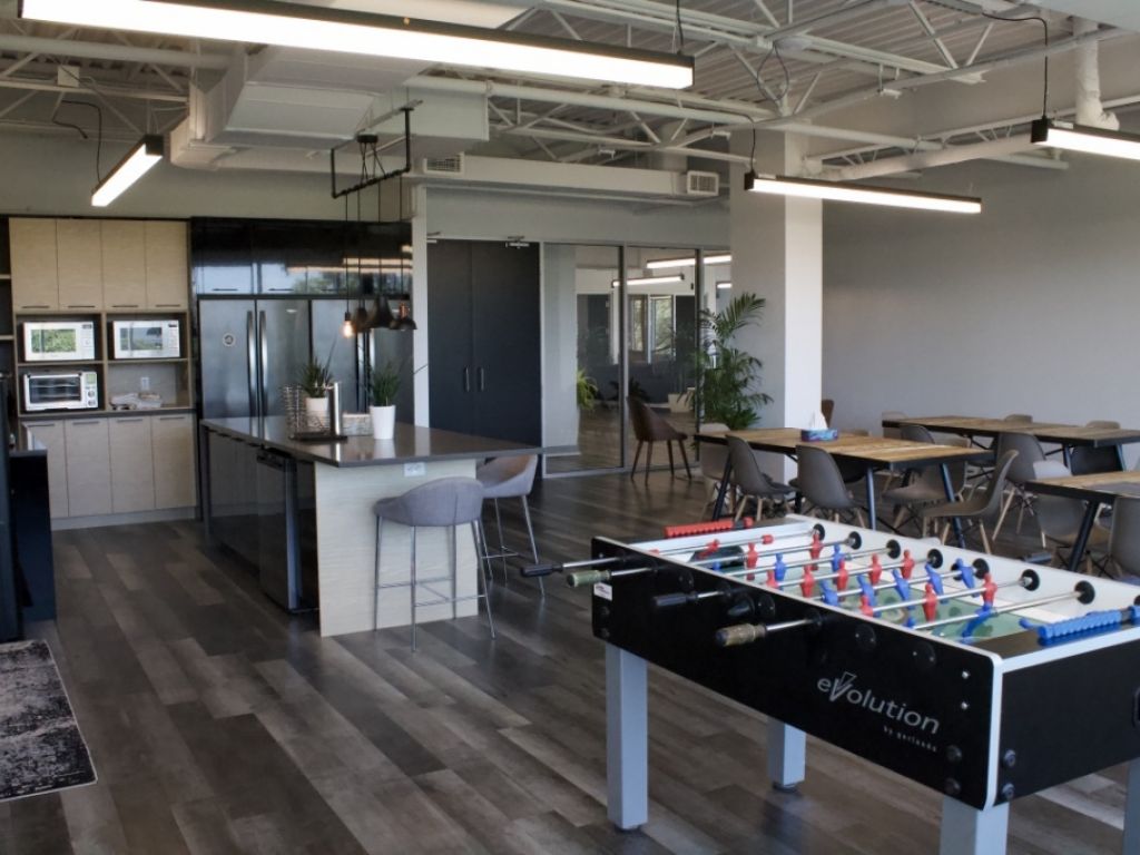Rental of private offices and workstations - Laval - Direct access to A-440