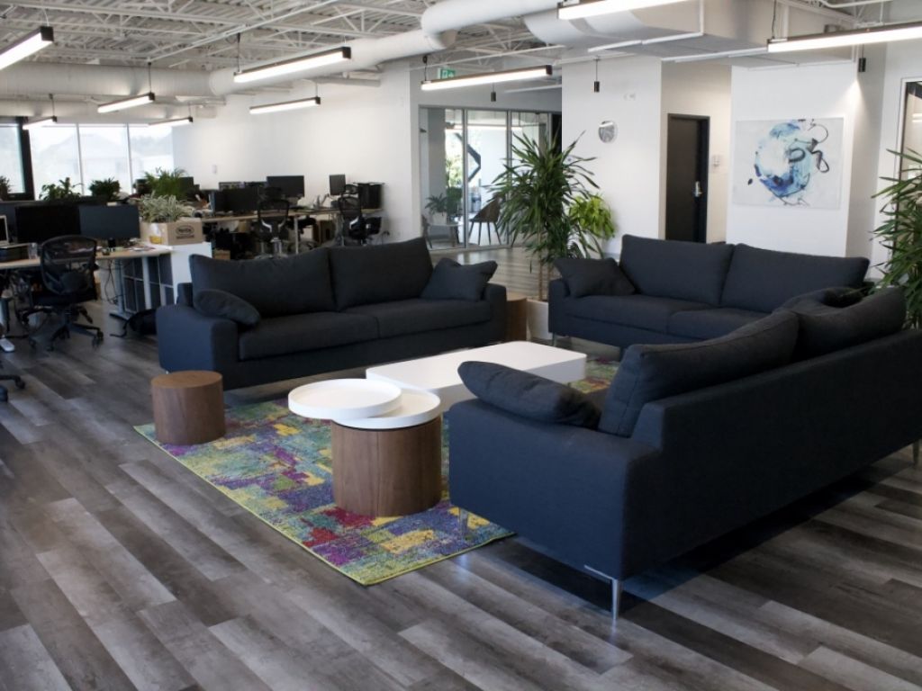 Rental of private offices and workstations - Laval - Direct access to A-440