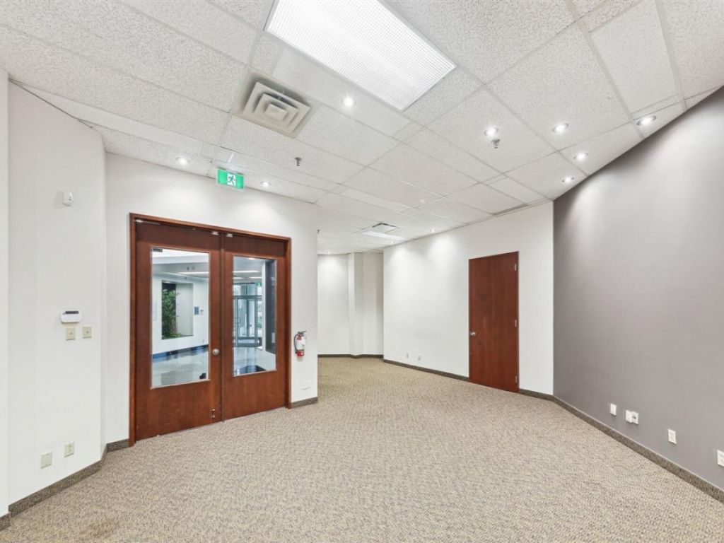 Espace bureau � louer - 666 Boul. St-Martin O., local 110