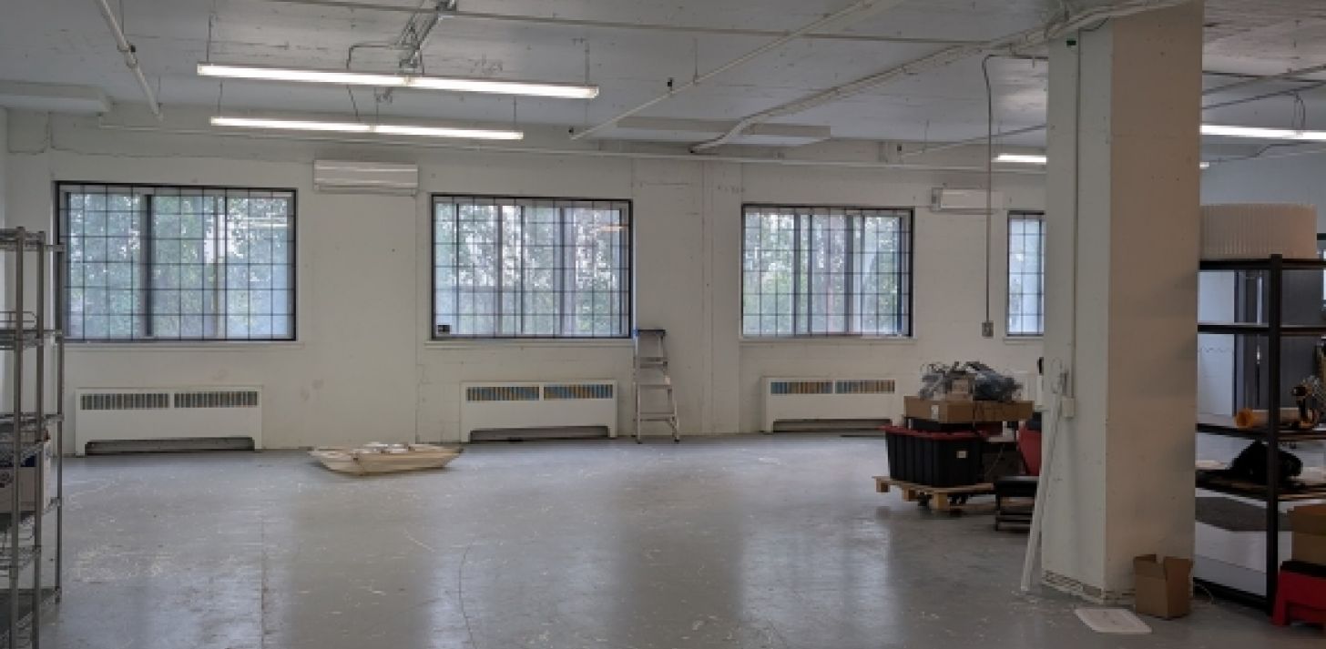 Chabanel | Espace commercial 2100pc - Bureau/Showroom/Entrepot - Rez-de-Chausser - Quai de chargement privé - À louer