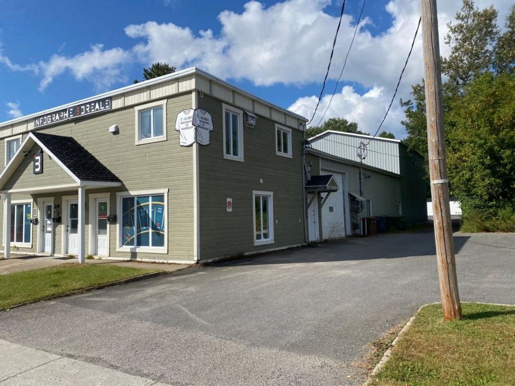 Commercial and industrial building with 4 1/2 apartment Sainte-Agathe