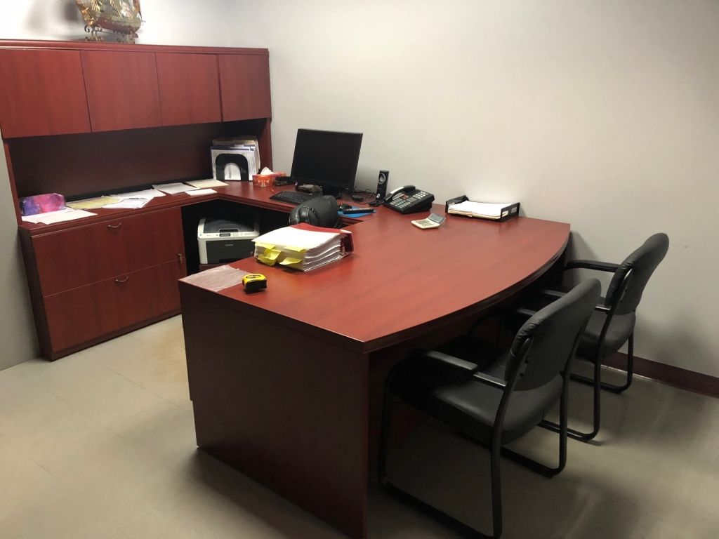 Batiment commercial avec entrepot (2900p2 ) et bureau (2500p2 ) 