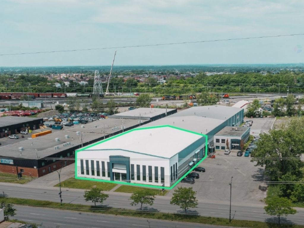 Entrepot de 15,809 pieds avec portes de garage et pont roulant