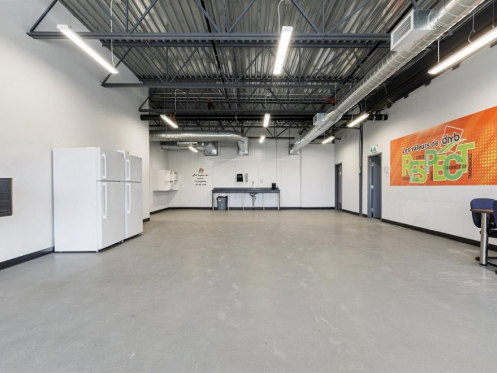 Espace industriel � louer - 1320-1324 Av. de la Gare