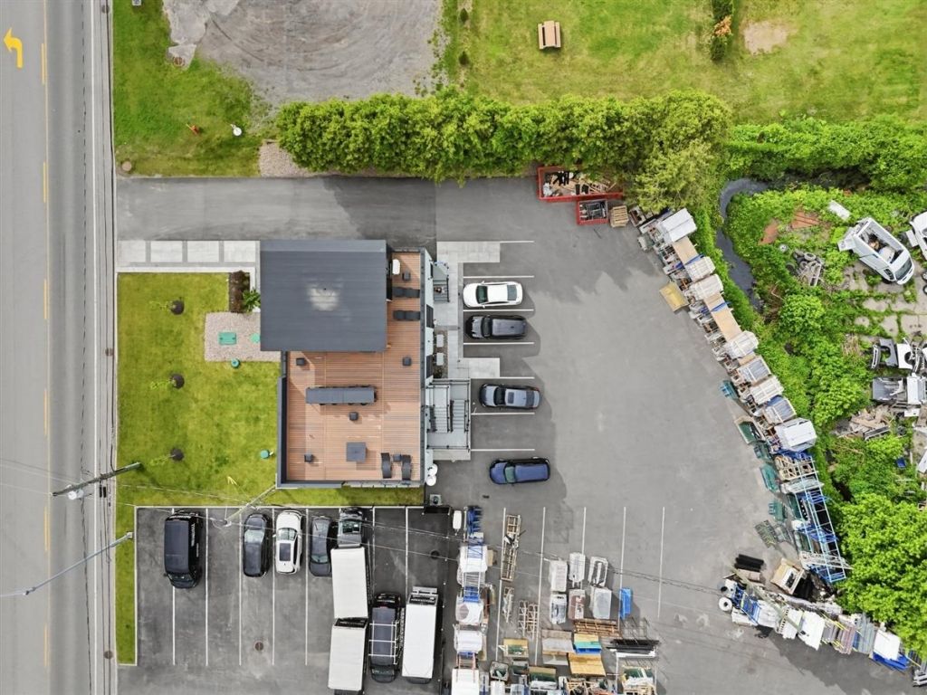 Commercial/office building for sale