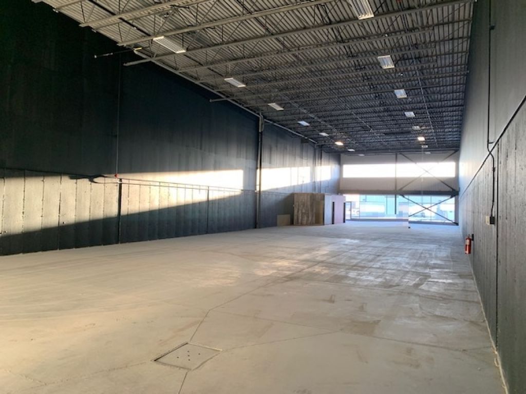 Commercial / Industrial Space for Lease 6000, 9000 et 15000 Sc.ft� Prime Location Along Highway 20