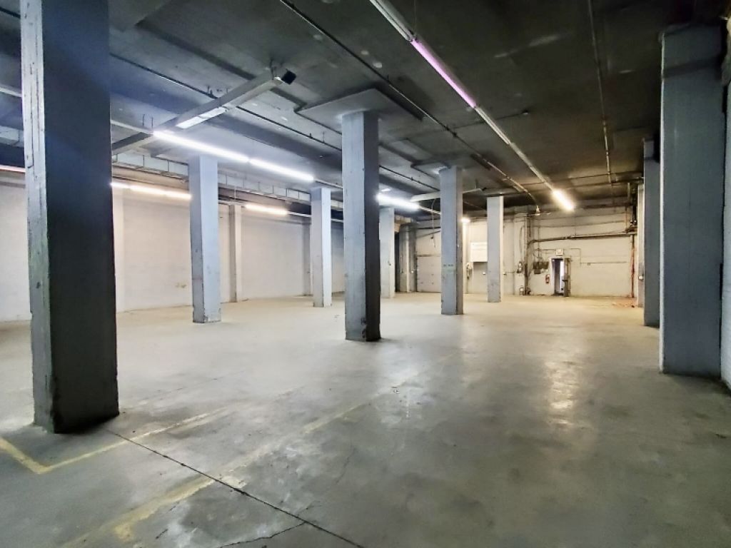 Entrept/salle de montre avec quai de chargement