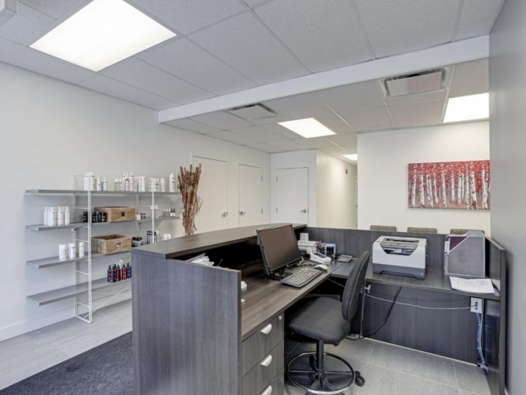 1,646 sqft space facing the CLSC Villeray EXCELLENT VISIBILITY!