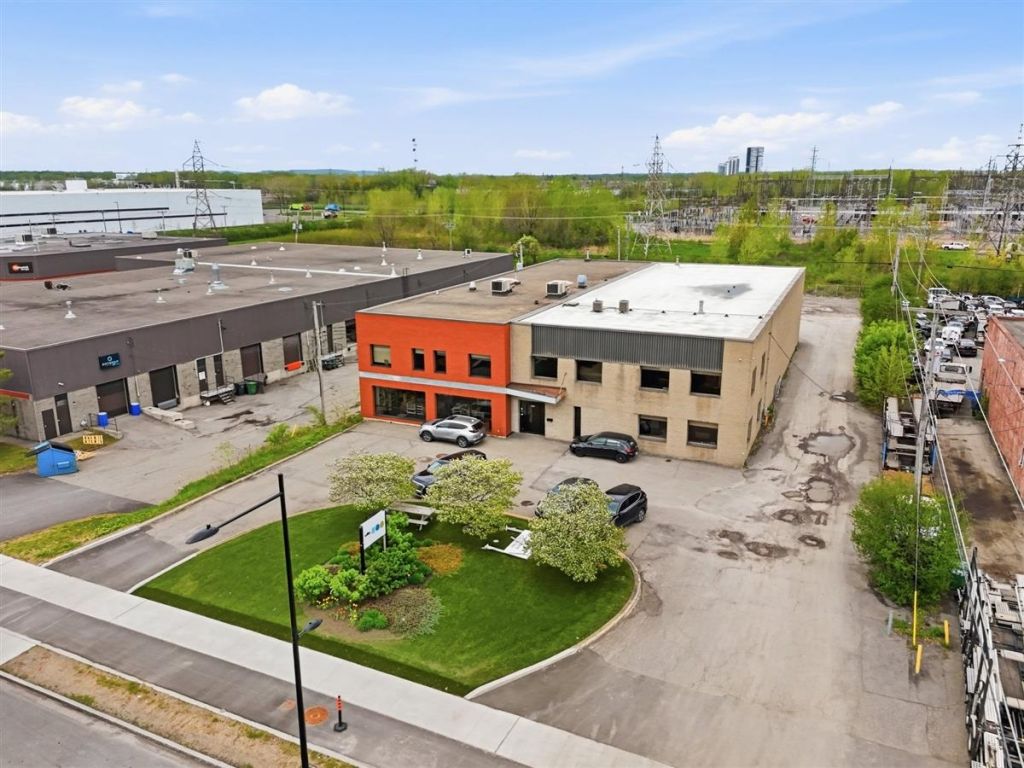 B�tisse industrielle � 8905 Boul. Henri-Bourassa O., Montr�al (Saint-Laurent)