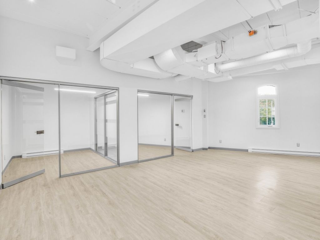 2,875 sqft office in a centennial building in Longueuil