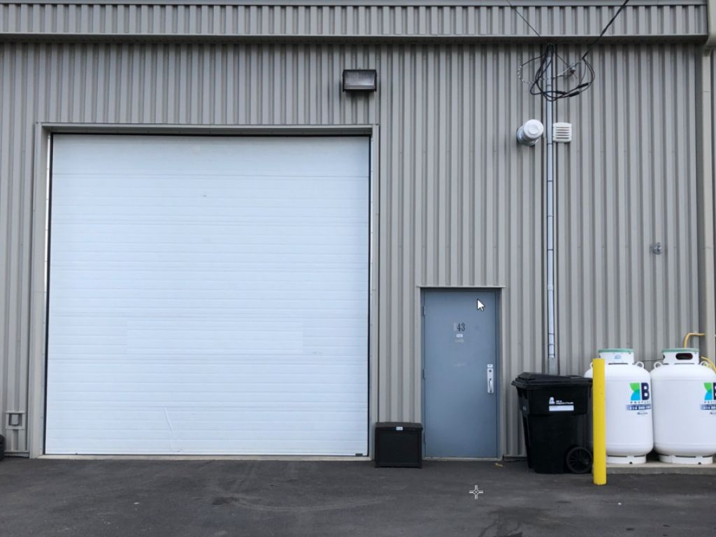 Garage - Warehouse - Office / Rest room for rent +/- 2000 sq.ft. garage door 14' - ceeling 16' - Industrial Park