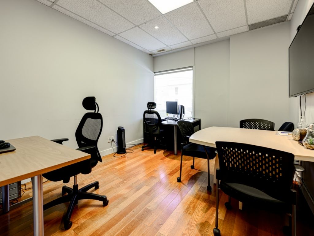 COMMERCIAL SPACE FOR RENT, 1568 SQ.FT. IN FRONT THE COLLGE METRO